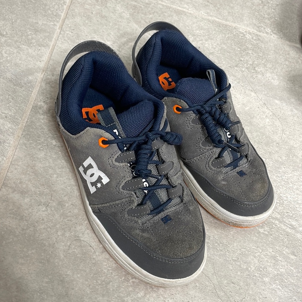 DC shoes size 4 super cool kids shoes sneakers